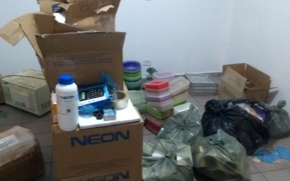 Local era usado para o refino de drogas, em Goiânia (Foto: Polícia Militar/Divulgação)