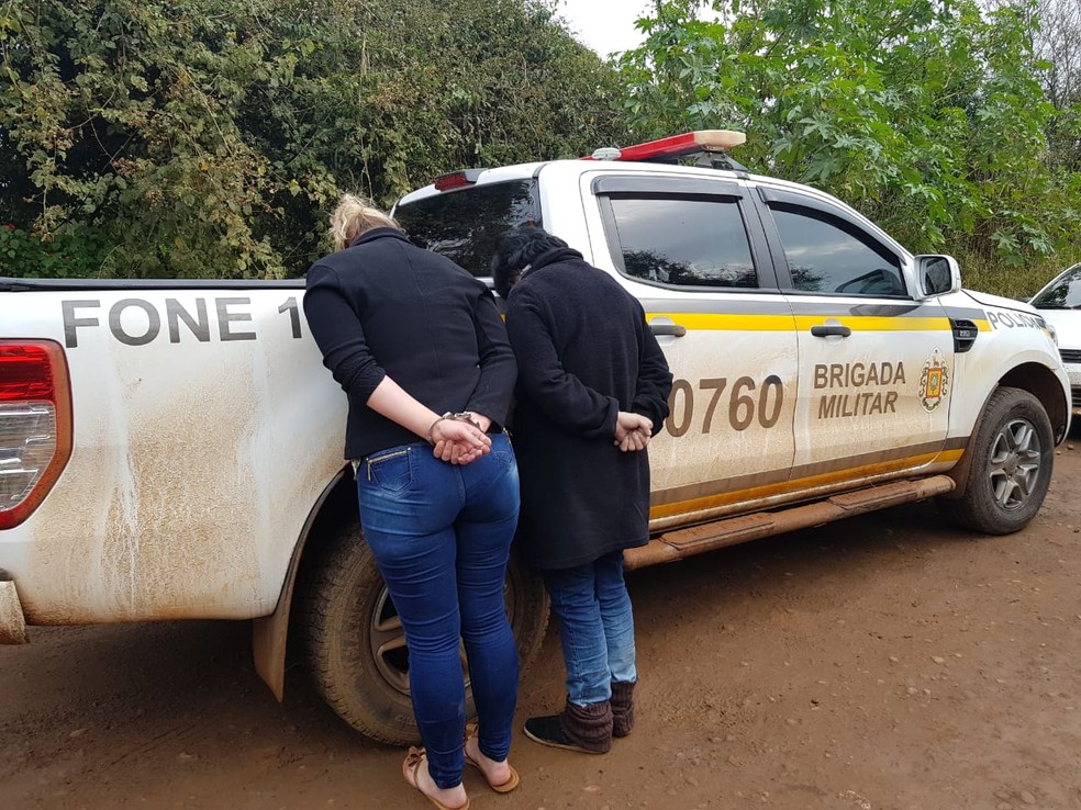Dois homens e duas mulheres foram presos por suspeita de envolvimento nos ataques. — Foto: Brigada Militar/Divulgação
