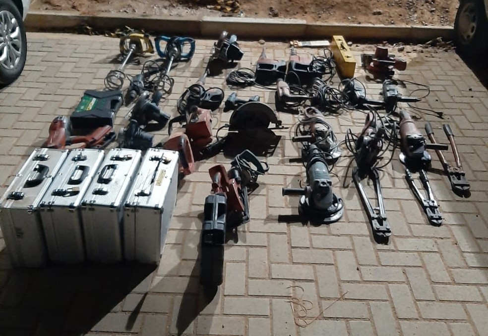 Suspeitos de roubar ferramentas s&atilde;o presos em Jundia&iacute; (SP) &mdash; Foto: Divulga&ccedil;&atilde;o/Pol&iacute;cia Militar