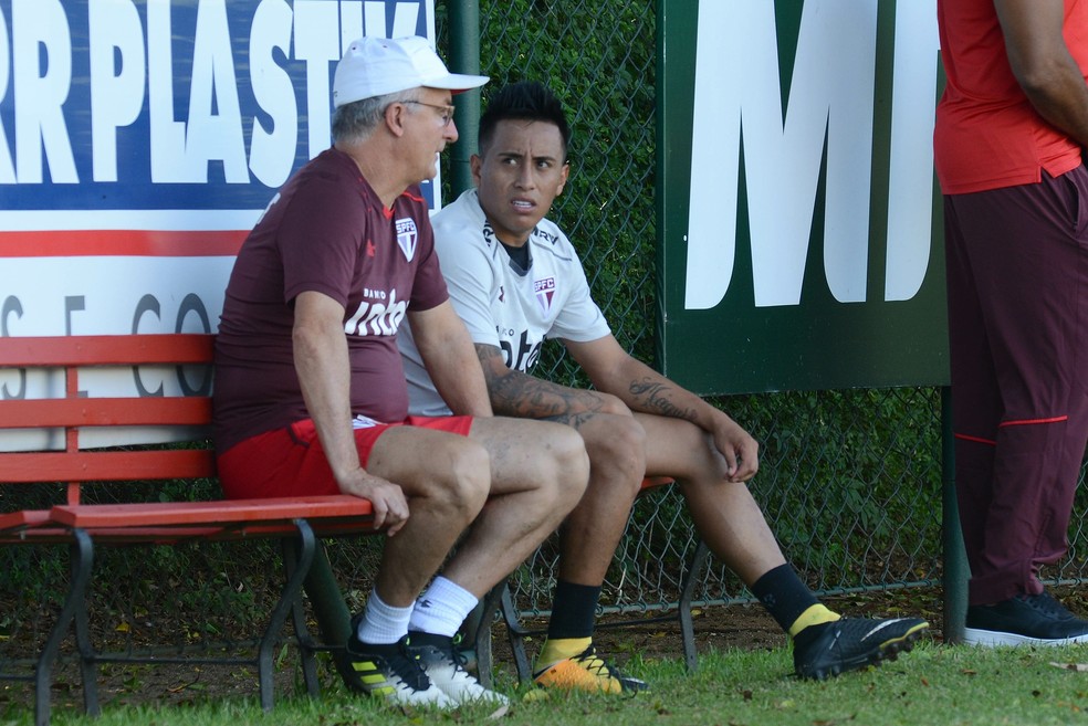 Cueva teve longa conversa com Dorival Júnior no treino de sexta-feira (Foto: Antônio Cícero/Estadão Conteúdo)