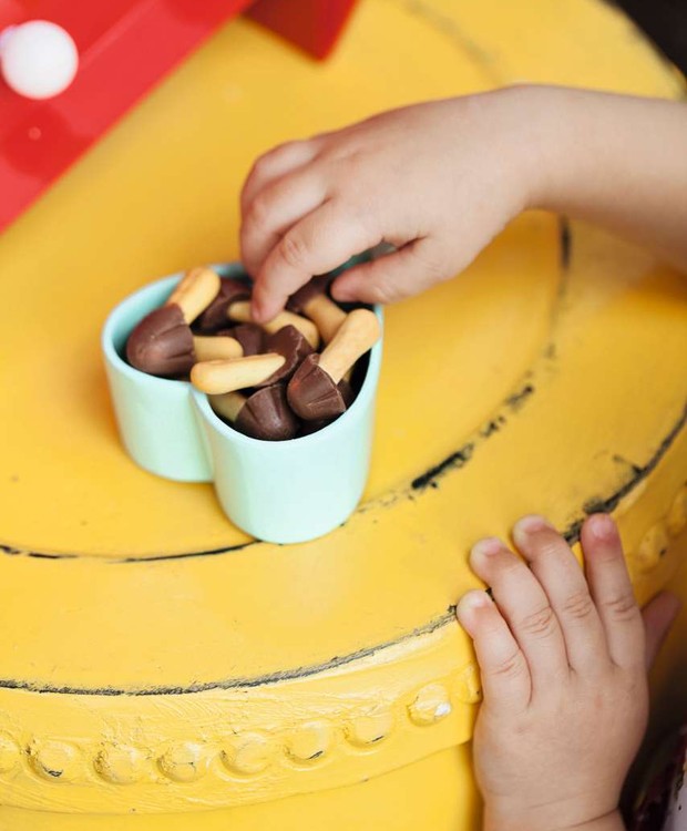 Nada como ter pais banqueteiros! Cogumelos de biscoito e chocolate (Foto: Elisa Correa)