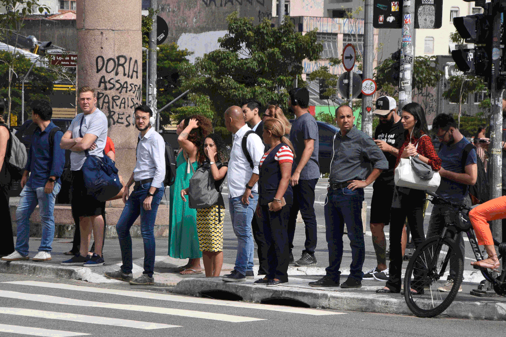 Movimentação de pedestres na Avenida Brigadeiro Faria Lima, na Zona Sul de SP — Foto: Ronaldo Silva/Estadão Conteúdo