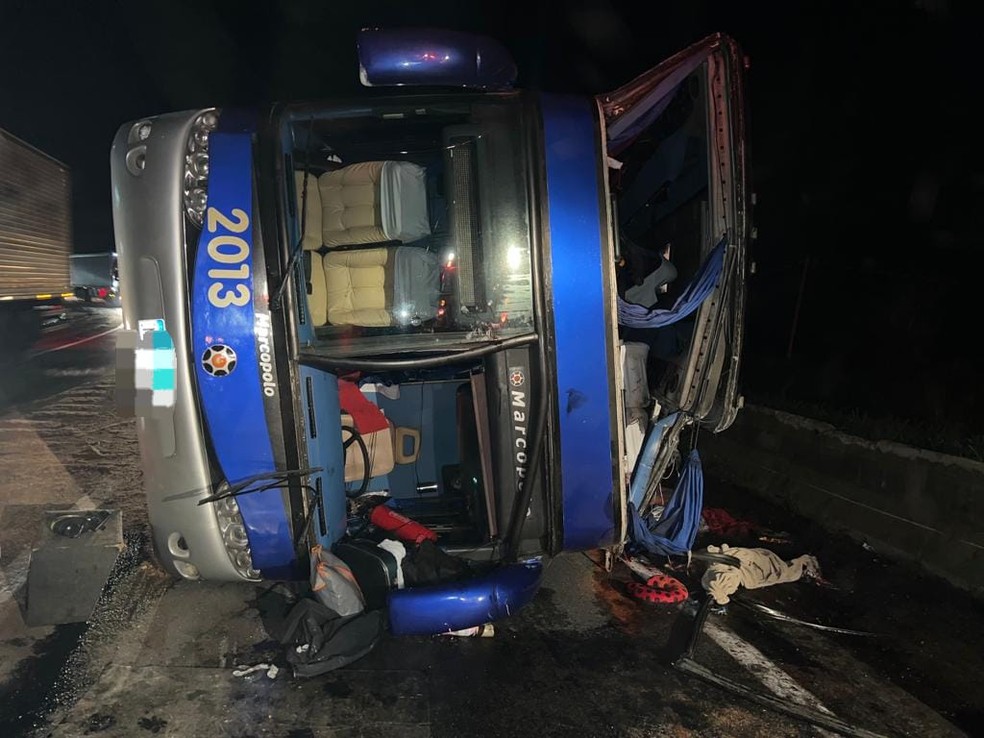 Tombamento de ônibus de turismo deixa mortos e feridos na Rodovia Régis Bittencourt, em Cajati, no interior de São Paulo — Foto: Polícia Rodoviária Federal (PRF)
