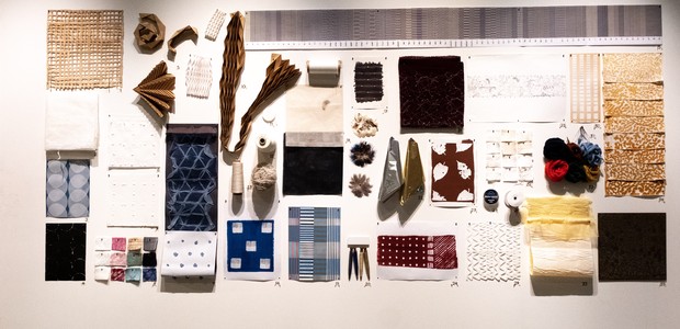A exposição é uma ode à cultura têxtil japonesa e aos diferentes materiais que podem dar vida a tecidos, desde o algodão à fira de bananeira (Foto: Alisson Louback/ Divulgação)