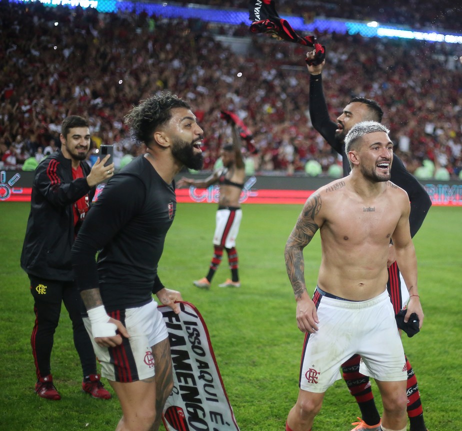Gabigol e Arrascaeta comemoram classificação do Flamengo