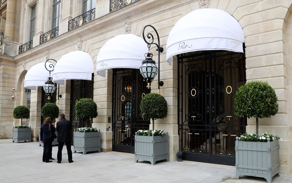A entrada do hotel Ritz, em Paris, em foto de 6 de junho de 2016 (Foto: Jacques Demarthon/AFP)