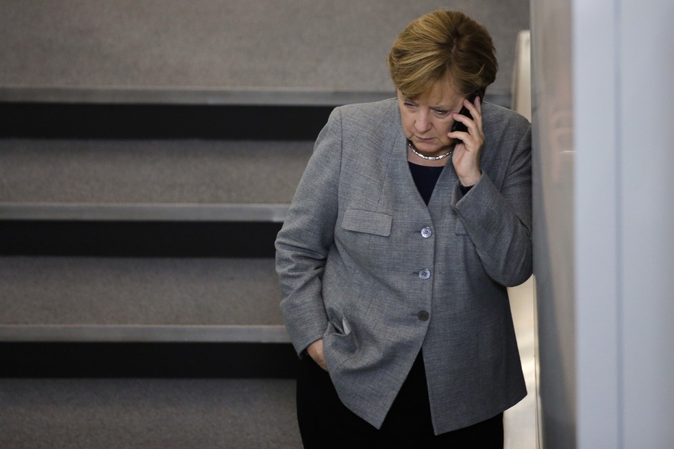 A chanceler alemã, Angela Merkel, é vista durante intervalo da primeira reunião do parlamento alemão após as eleições, em Berlim, na Alemanha (Foto: Markus Schreiber/AP)