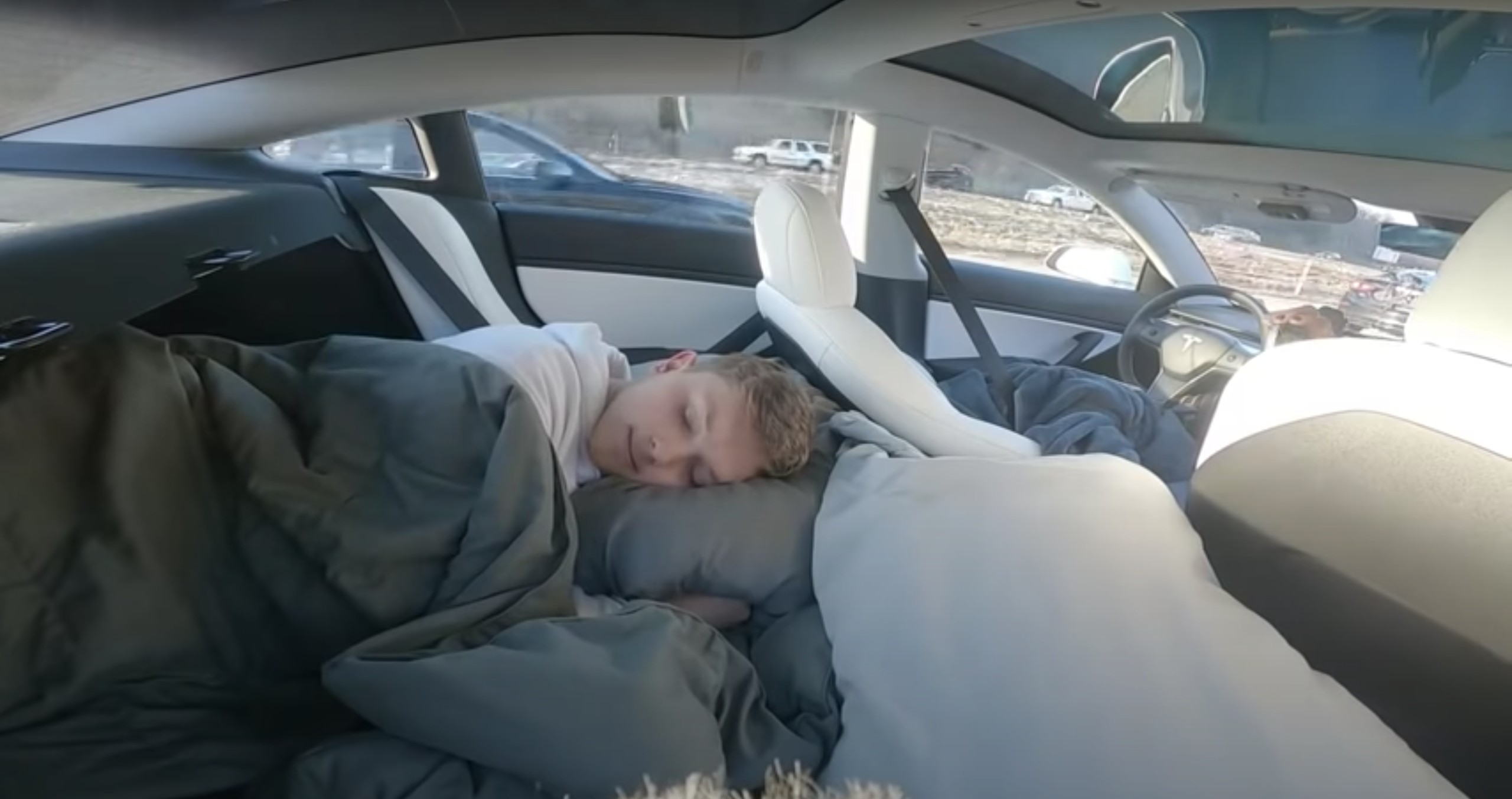 Youtuber choca ao dormir em Tesla no piloto automático: "Você devia ser preso" (Foto: Reprodução)