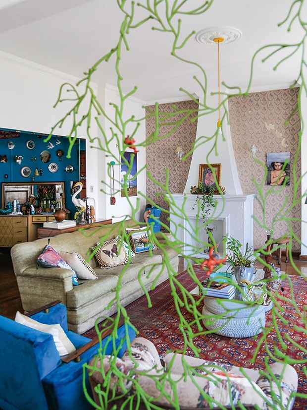A sala de estar com lareira original (Foto: Rogério Voltan)