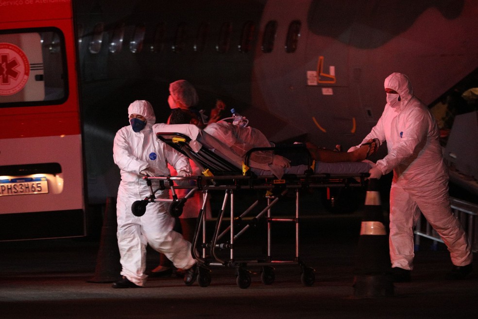 Pacientes com Covid-19 sendo levados ao Hospital Delphina Aziz, em Manaus — Foto: Divulgação