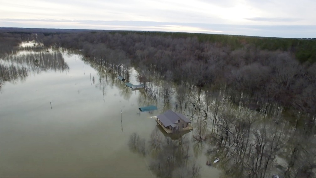 Cheia no rio Tennessee, nos EUA, inundou casas em Savannah no sábado (15) — Foto: Melvin Martin /Hardin County Fire Department, Savannah, Tenn. via AP