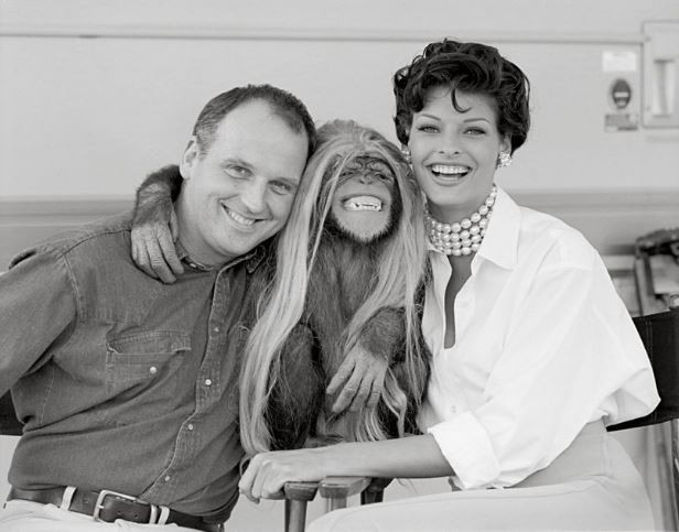 Sam McKnight with Linda Evangelista and Jesse the chimp, Los Angeles, 1992 (Foto: Suzy Menkes)