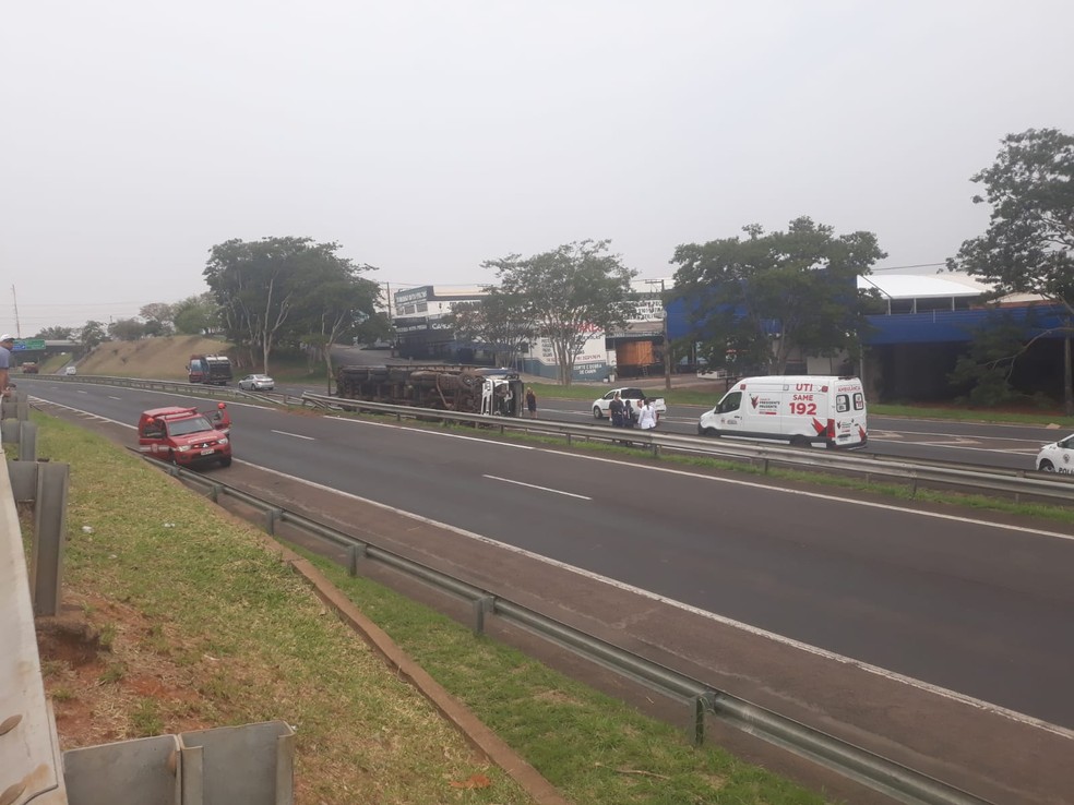 Caminhão tombou na Rodovia Raposo Tavares, em Presidente Prudente (SP) — Foto: Fernando César Eschevano