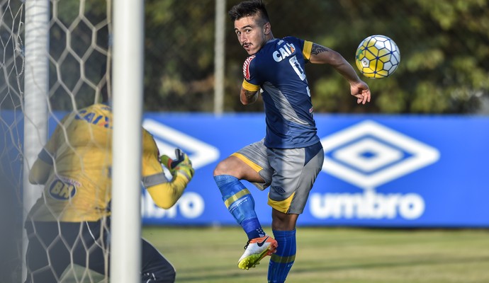 Mano Menezes crítica time e árbitro e indica Willian como substituto de Ábila