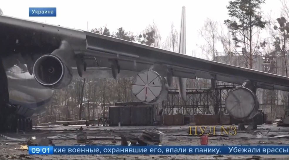 Avião Antonov An-225 Mriya é visto destruído no aeroporto Hostomel, perto de Kiev, na Ucrânia — Foto: Reprodução/TV Estatal Russa