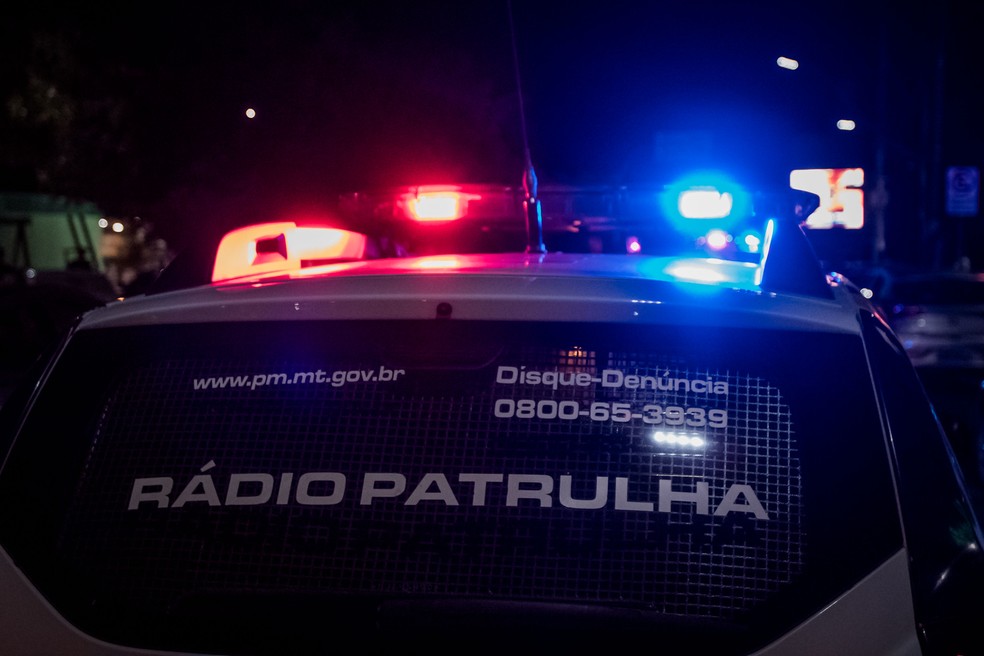 Suspeito de roubo de veículos e ferramentas é amarrado em placa de trânsito em mt — Foto: Christiano Antonucci - Secom-MT