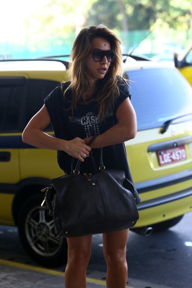 Sabrina Sato no aeroporto Santos Dumont (Foto: Marcello Sá Barreto / AgNews)