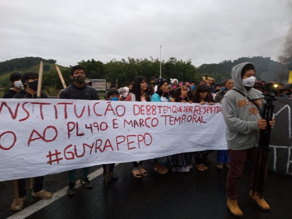 Indígenas usavam faixas e cantavam durante a manifestação — Foto: Dione Aguiar/G1 