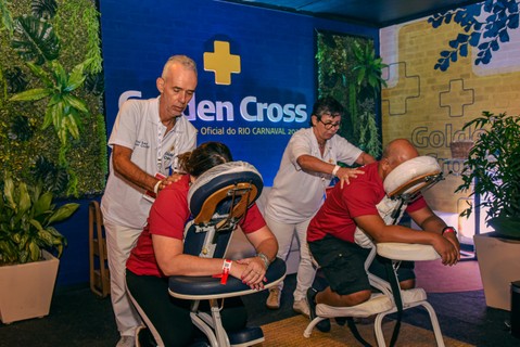 Convidados recebem massagem no stand Golden Cross no Camarote Quem O Globo
