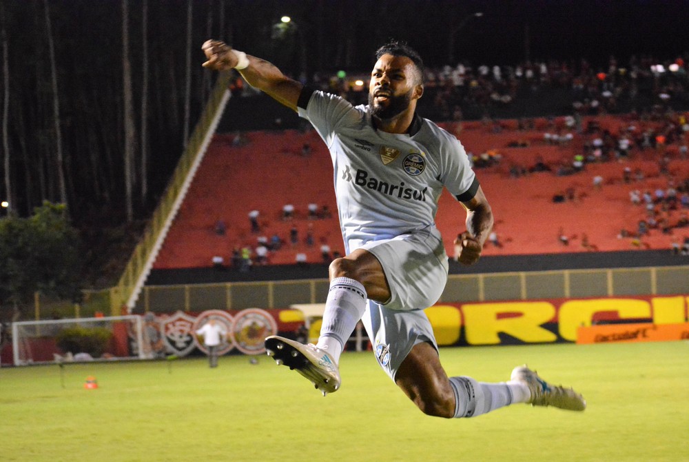 Fernandinho completa doze jogos seguidos e deslancha como 12º jogador do Grêmio