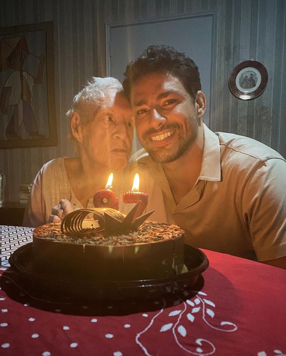Cauã Reymond comemora aniversário da avó