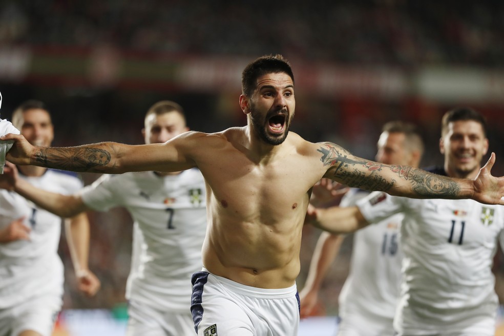 Aleksandar Mitrovic comemora classificao da Srvia para a Copa contra Portugal  Foto: Reuters
