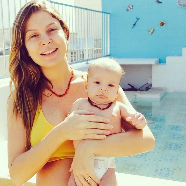 Bárbara Borges adota o colar de âmbar para o filho, Martin Bem (Foto: Reprodução/Instagram)