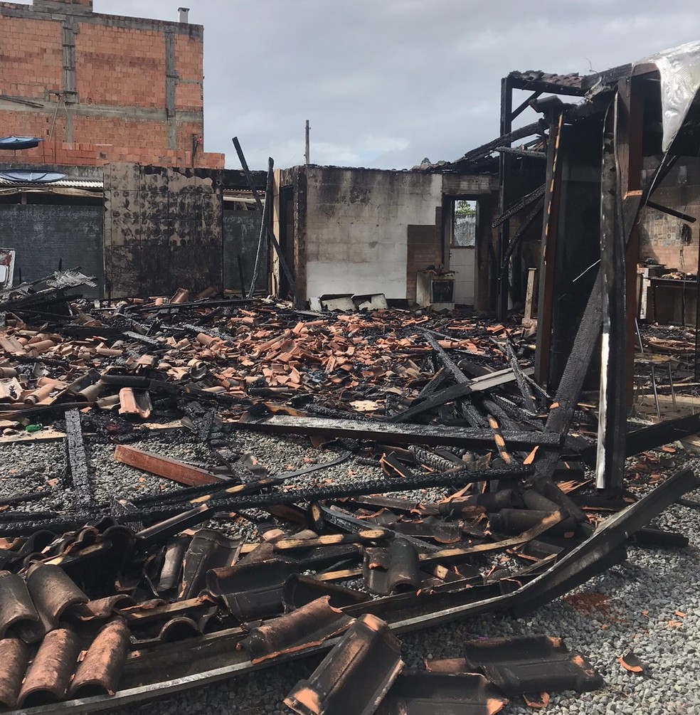 Casa onde as vítimas moravam foi totalmente incendiada pelos criminosos — Foto: Reprodução