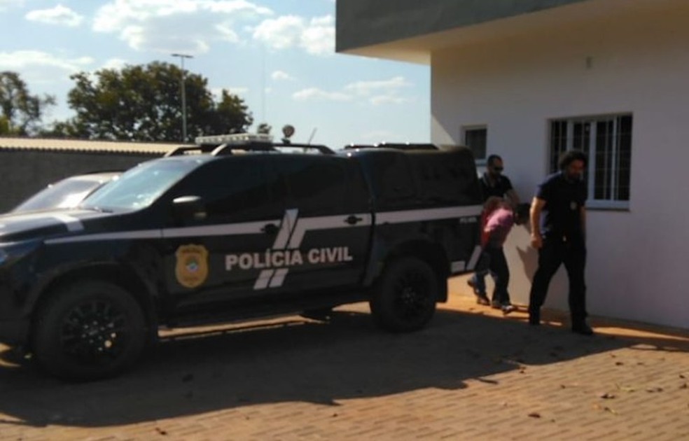 Suspeito foi levado à delegacia de Brasilândia (MS) — Foto: Polícia Civil/Reprodução