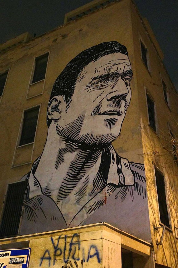 Francesco Totti ganha grafite de 18 metros em Roma (Foto: Reprodução/Twitter)
