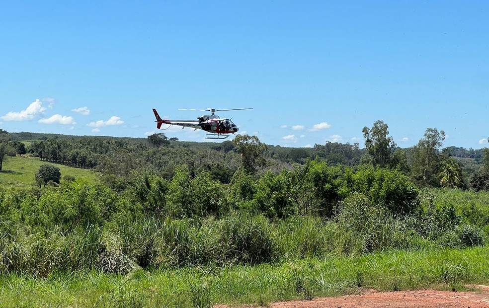 Helicóptero Águia fazendo buscas por suspeitos de matar homem em Monte Aprazível  — Foto: Divulgação/Monte Aprazível Notícias