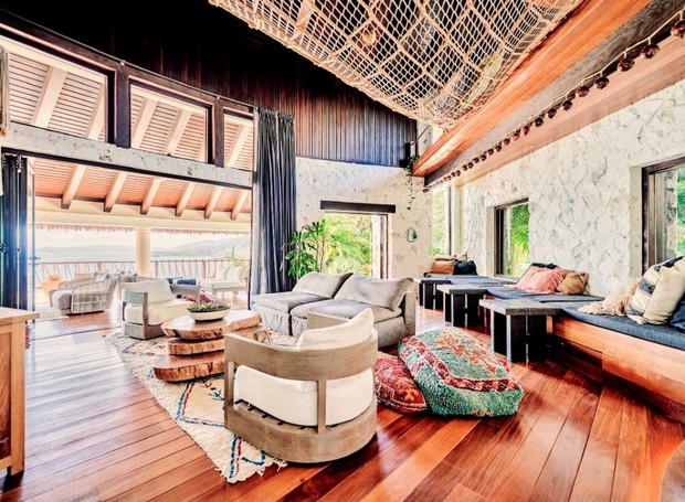 Sala de estar de um dos quarto do The Aerial BVI Resort (Foto: Reprodução / Instagram)