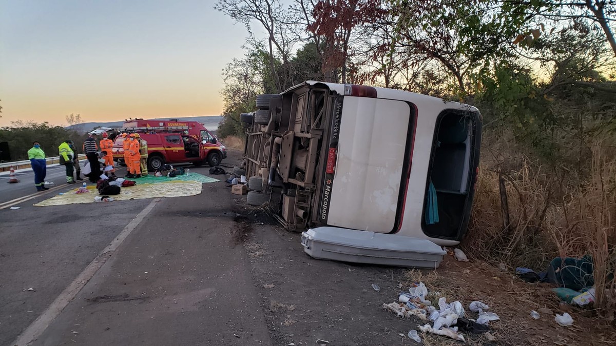 Ônibus tomba na BR-135 e deixa dois mortos em Joaquim Felício, MG