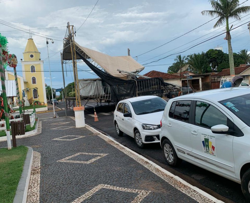 Estrutura atingida por ventania estava montada perto da prefeitura de Queiroz — Foto: Arquivo pessoal