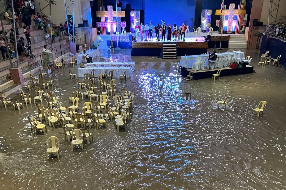 Moradores se abrigam das inundações em um estádio, na província de Maguindanao, no sul das Filipinas
