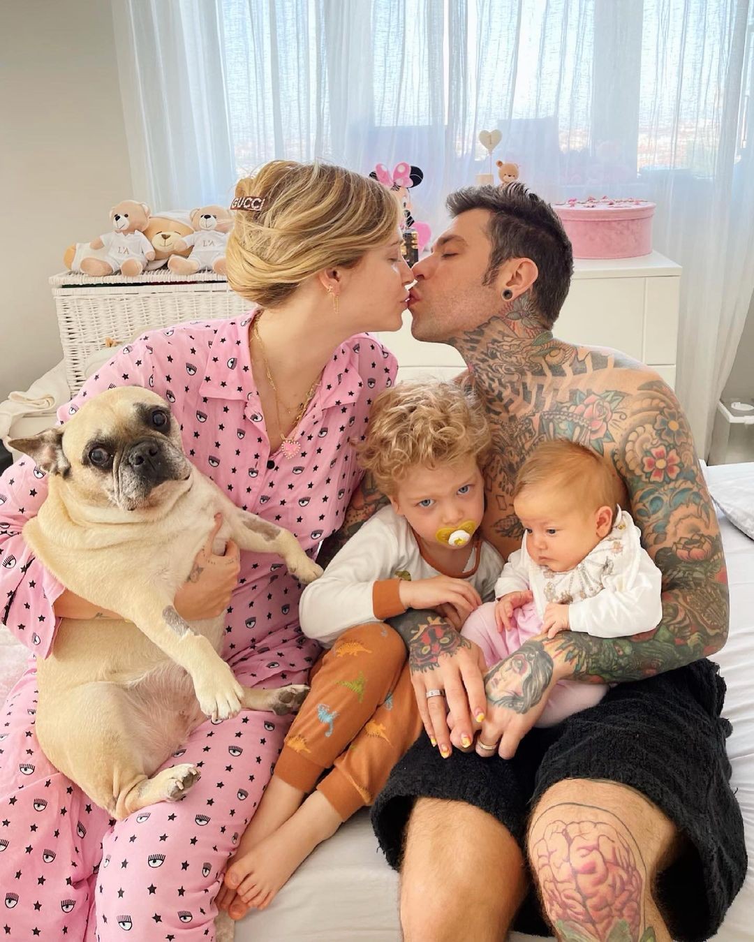 Chiara, o marido e os filhos: Leone e Vittoria (Foto: Reprodução / Instagram)