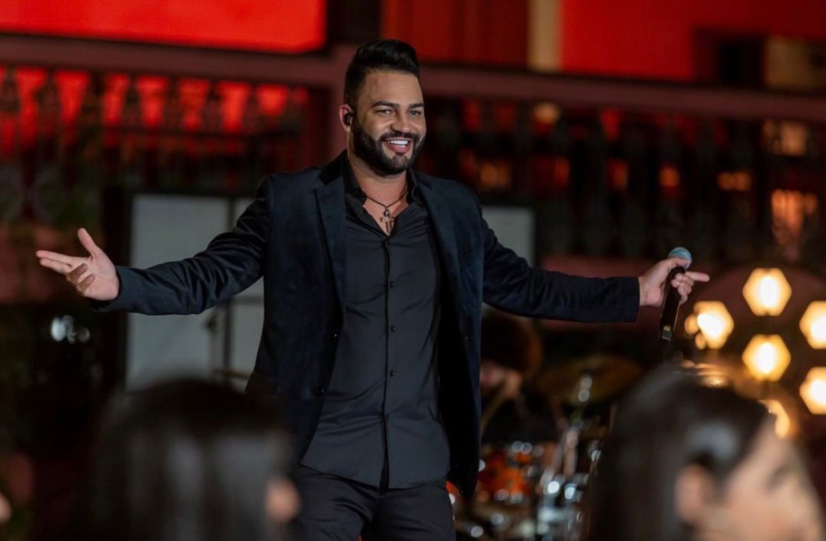 Ex-pastor e cantor gospel, Luccas Fernandes muda para o sertanejo e cresce no estilo que só conheceu aos 30 anos: 'Não tinha referência' 