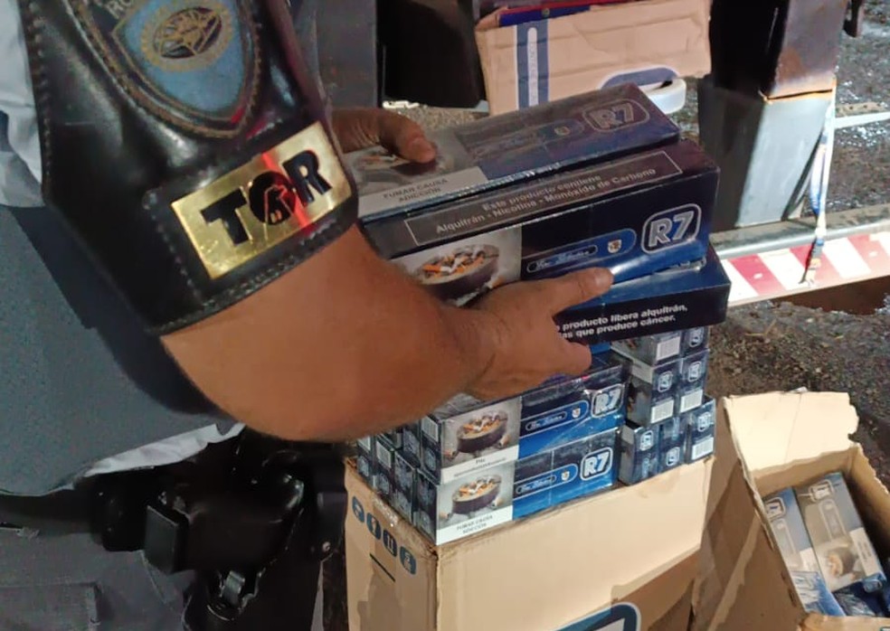 Produtos estavam escondidos em meio a embalagens plásticas — Foto: Polícia Rodoviária/Divulgação