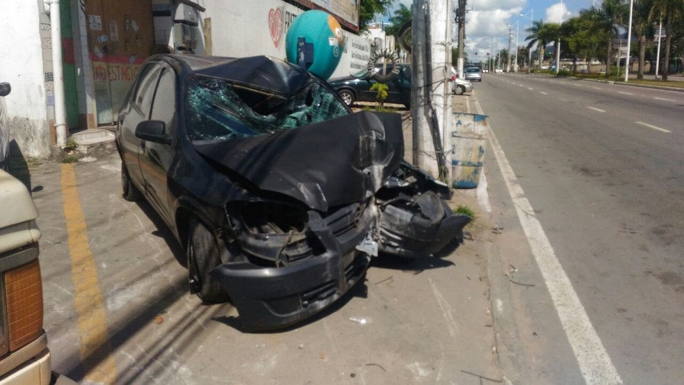 Carro envolvido no acidente que matou ciclista na Serra (Foto: Elis Carvalho/ A Gazeta)