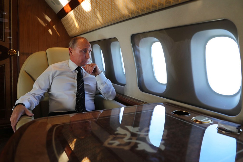Vladimir Putin dentro do avião presidencial em foto de arquivo — Foto: Kremlin via AP