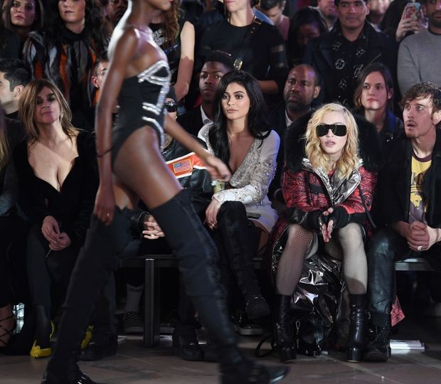 Madonna sitting between Kylie Jenner and Steven Klein at Philipp Plein's Autumn/Winter 2017 show in New York (Foto: Getty Images)