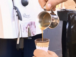 Café é servido em casquinha de sorvete com chocolate belga em Santa Rita do Sapucaí (Foto: Reprodução EPTV)
