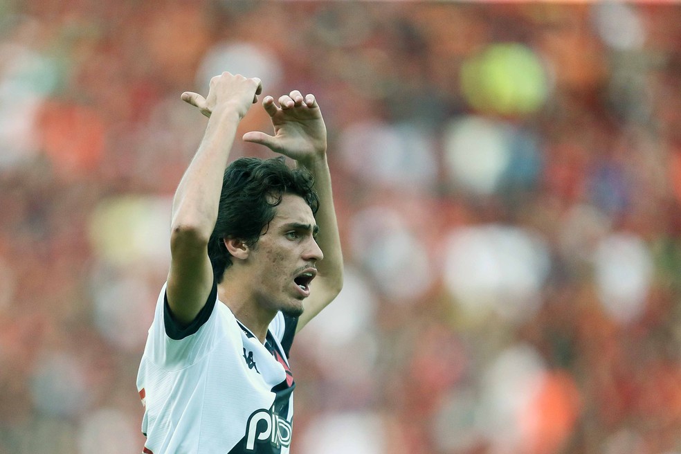 Marlon Gomes chama a torcida em Sport x Vasco — Foto: Daniel RAMALHO/VASCO
