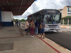 Parte do Terminal Urbano está sendo utilizado pelos ônibus (Foto: Heloise Hamada/G1)