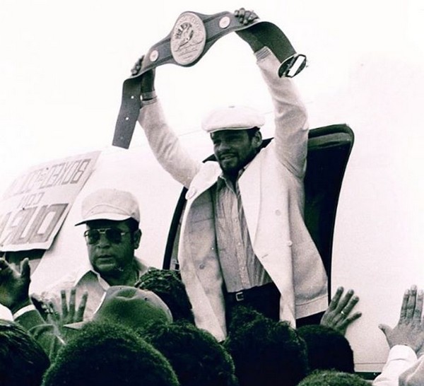 O ex-boxeador panamenho Roberto Durán com seu cinturão de campeão do mundo após derrotar Sugar Ray Leonard em 1980 (Foto: Instagram)