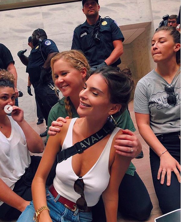 A atriz e modelo Emily Ratajkowski presa junto com a atriz Amy Schumer após um protesto em Washington (Foto: Instagram)