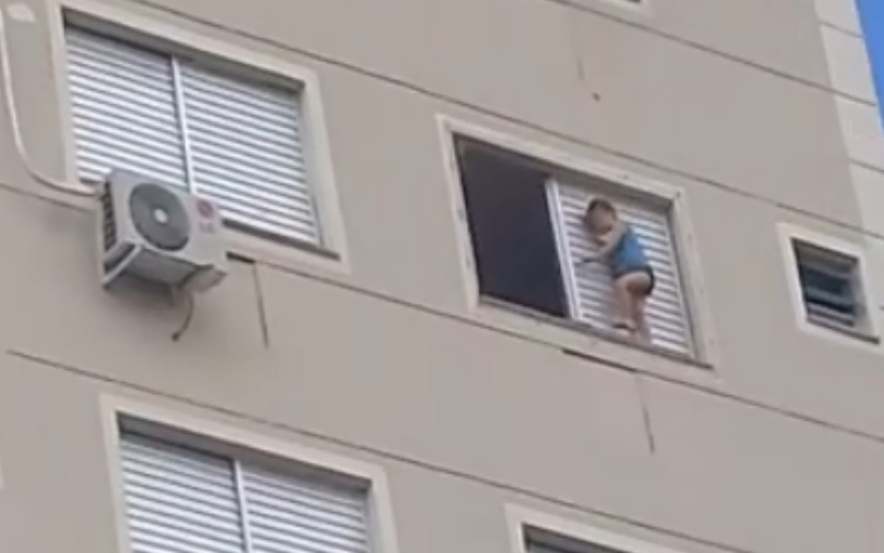 Criança é flagrada andando do lado de fora de janela em prédio de Goiânia (Foto: Reprodução/TV Anhanguera)