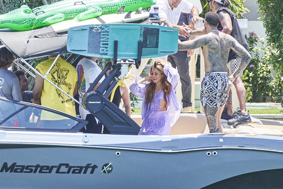 Shakira em passeio de barco com Lewis Hamilton — Foto: Getty Images