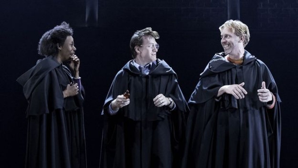  Noma Dumezweni (Hermione Granger, Ã  esquerda), Jamie Parker (Harry) e Paul Thornley (Ron Weasley) em 'Harry Potter e a CrianÃ§a AmaldiÃ§oada'  (Foto: Manuel Harlan/BBC)