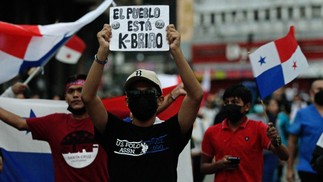 Manifestantes protestam contra o alto custo de vida no Panamá — Foto: ROGELIO FIGUEROA/AFP